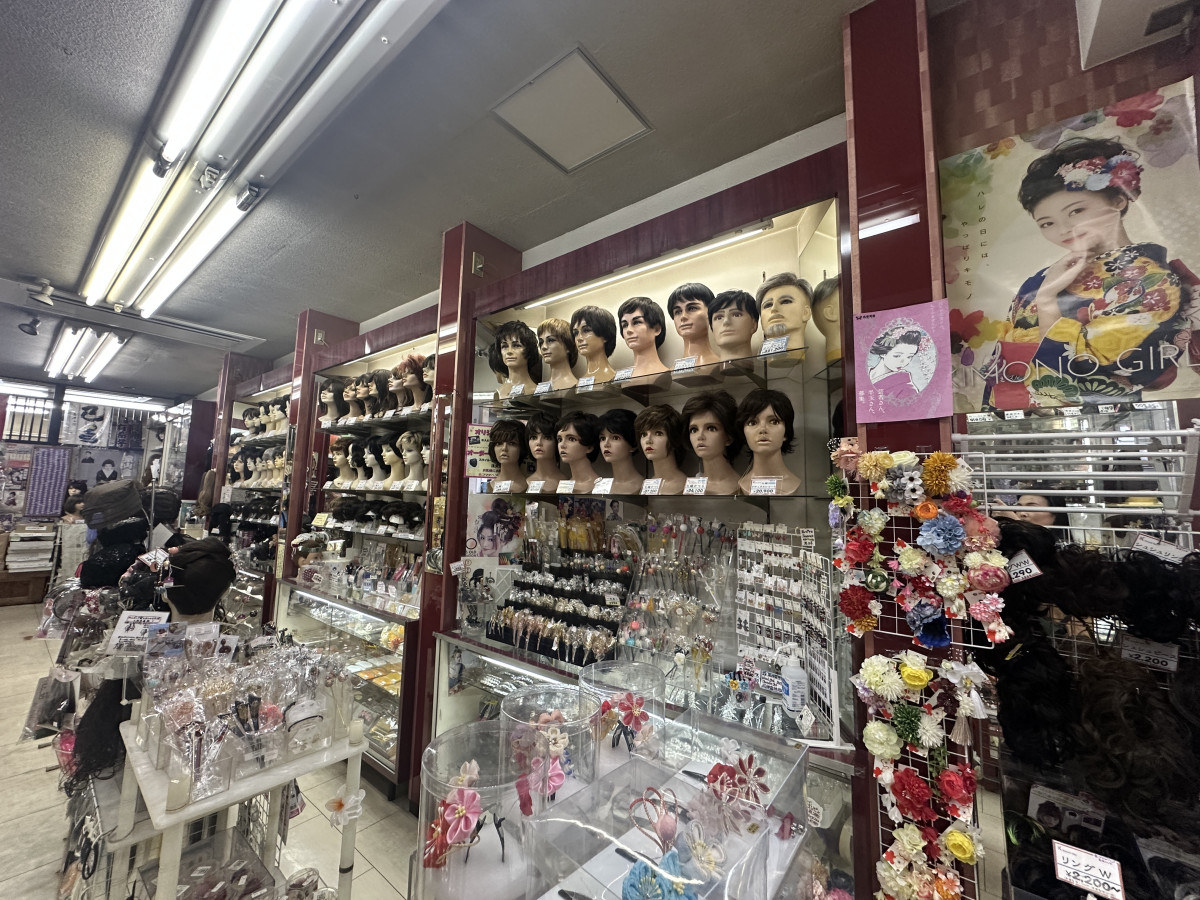 壁面にはたくさんのカツラが並んでいます